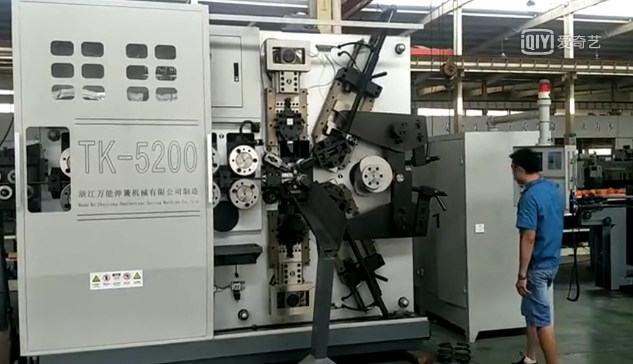 工(gong)人操作彈簧制(zhi)造機流程